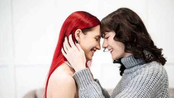 Junge Kaukasische Frauen Umarmen Sich Zärtlich Gleichgeschlechtliche Beziehungen — Stockfoto