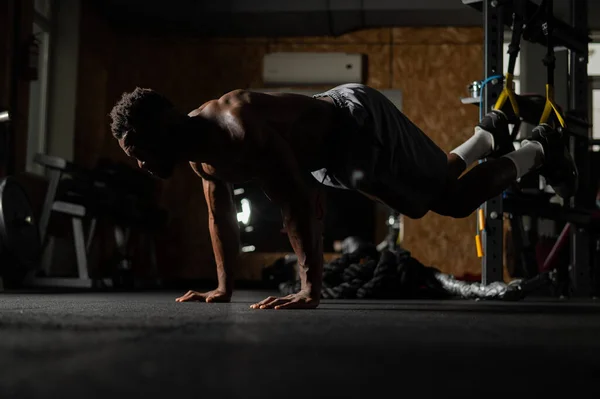 Shirtless Afro Americano Homem Fazendo Exercícios Com Laços Funcionais Ginásio — Fotografia de Stock