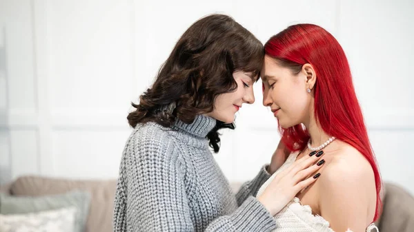 Mujeres Caucásicas Jóvenes Abrazándose Tiernamente Relaciones Del Mismo Sexo — Foto de Stock