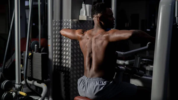Shirtless Afro Amerikaanse Man Doet Terug Oefeningen Een Machine Sportschool — Stockfoto