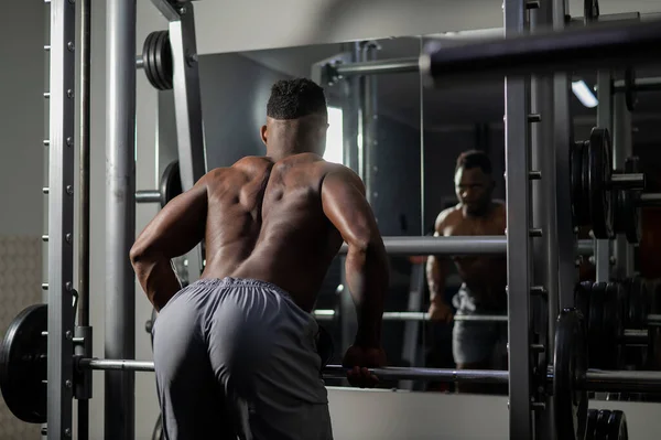 英俊的美国黑人男子在体育馆摆出背部肌肉的姿势 — 图库照片