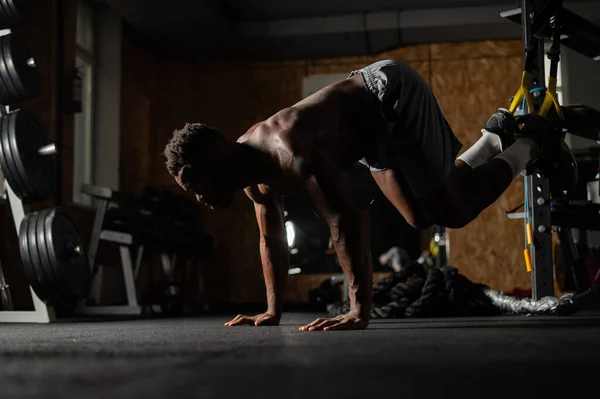 Üstsüz Afro Amerikalı Adam Spor Salonunda Egzersiz Yapıyor — Stok fotoğraf