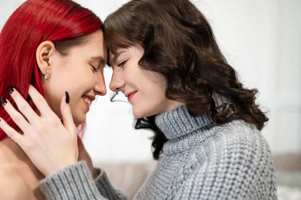 Mujeres Caucásicas Jóvenes Abrazándose Tiernamente Relaciones Del Mismo Sexo —  Fotos de Stock
