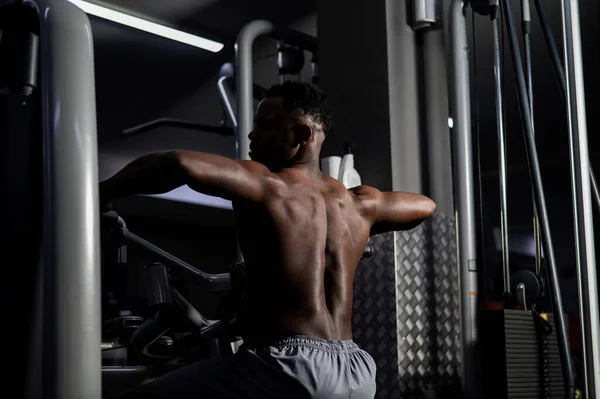 Shirtless African American Man Doing Back Exercises Machine Gym — Stock Photo, Image