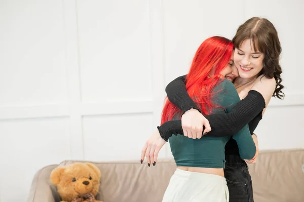 Retrato Duas Mulheres Que Abraçam Ternamente Intimidade Lésbica — Fotografia de Stock