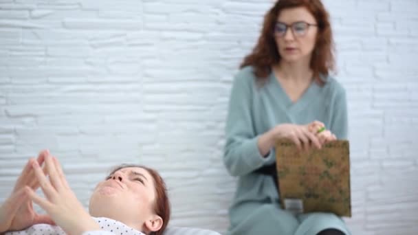 Una Mujer Caucásica Yace Sofá Expresa Sus Sentimientos Mientras Que — Vídeo de stock