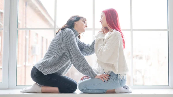 Dos Mujeres Vestidas Con Suéteres Sientan Junto Ventana Abrazan Suavemente — Foto de Stock