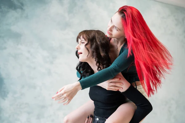 Dos Amigos Están Bromeando Joven Mujer Caucásica Espalda Otro —  Fotos de Stock