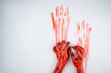 Beyaz bir arka planda kanlı kadın elleri