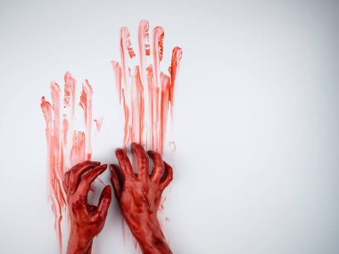 Beyaz bir arka planda kanlı kadın elleri