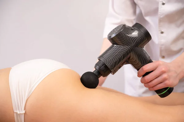 Doktor Hastanın Kalçasına Elektrikli Bir Masaj Aleti Silahla Masaj Yapıyor — Stok fotoğraf