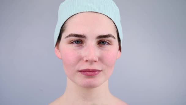 Zbliżenie Portret Młodej Kobiety Masującej Twarz Gwasz Skrobakiem — Wideo stockowe