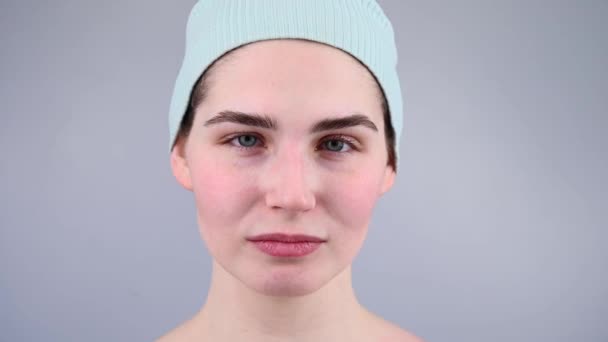 Detailní Záběr Portrét Mladé Ženy Jak Masíruje Obličej Škrabkou Krve — Stock video