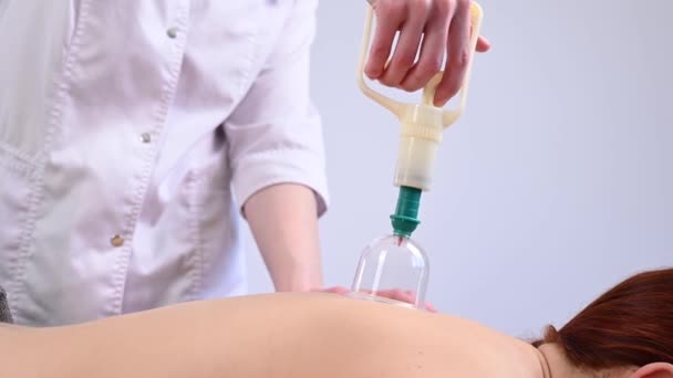 Vrouwelijke Massage Therapeut Maakt Gebruik Van Vacuüm Blikken Patiënten Terug — Stockvideo