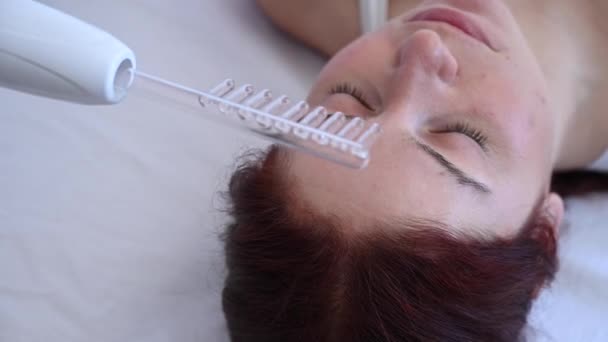 使用Darsonval仪器进行头发护理的白人妇女 — 图库视频影像
