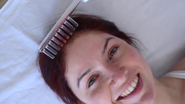 ダルソナル装置を使用したヘアケア手順で白人女性 — ストック動画