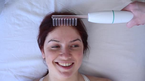 Blanke Vrouw Een Haarverzorgingsprocedure Met Behulp Van Het Darsonval Apparaat — Stockvideo