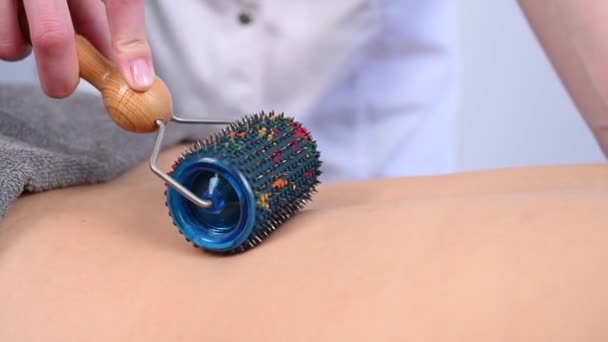 Een Vrouwelijke Massage Therapeut Gebruikt Een Lyapko Roller Patiënten Terug — Stockvideo