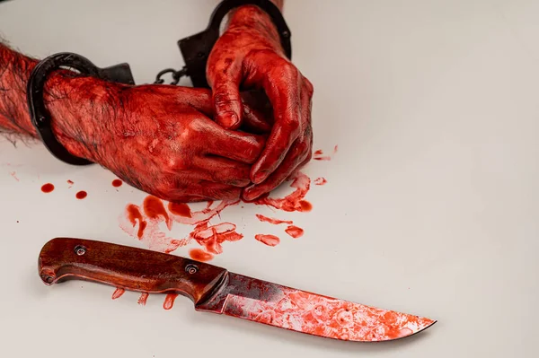 Facet Złożył Zakrwawione Ręce Białym Stole Obok Noża — Zdjęcie stockowe