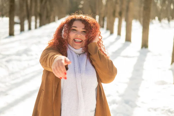 快乐肥胖的高加索女人冬天在公园里散步 — 图库照片