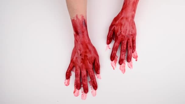 Tangan Wanita Berdarah Bergeser Atas Latar Belakang Putih — Stok Video