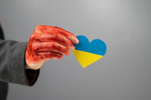 白地にウクライナの旗を胸に手を血で覆っている女性 — ストック写真