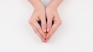 Kadın avuçlarını Ukrayna bayrağıyla açıyor.