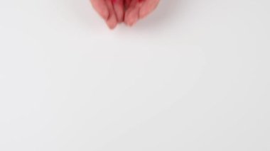 Beyaz arka planda kırmızı kurdeleli bir kadın eli. AIDS 'le mücadelenin sembolü. Boşluğu kopyala