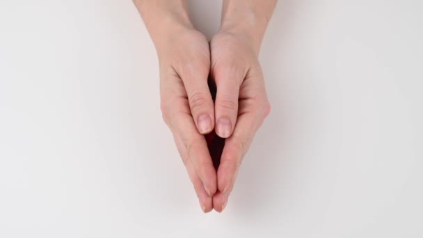 Uma Mulher Abre Mãos Mostra Uma Fita Vermelha Fundo Branco — Vídeo de Stock