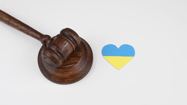 Суддя Гавелу Поруч Серцем Прапором України — стокове відео