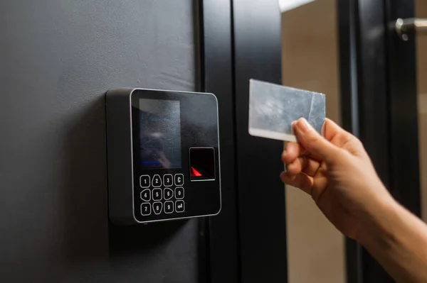 Bir Kadın Kapıyı Plastik Kartla Açıyor Modern Anahtarsız Giriş Kilidi — Stok fotoğraf