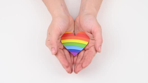 一个女人张开手掌 在白色的背景上表现出彩虹般的心形 — 图库视频影像