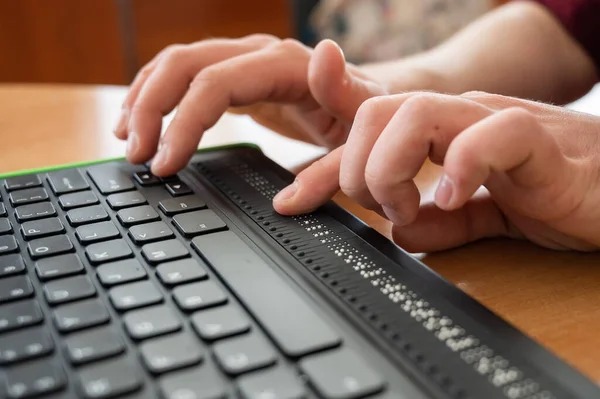 Cego Usa Computador Com Monitor Braille Teclado Computador Dispositivo Inclusivo — Fotografia de Stock