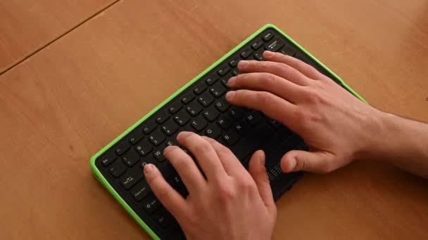 Ein Blinder Benutzt Einen Computer Mit Braillezeile Und Computertastatur Inklusive — Stockvideo