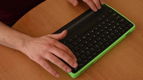 Seorang Pria Buta Menggunakan Komputer Dengan Tampilan Braille Dan Keyboard — Stok Video