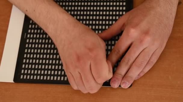 Homme Utilise Pochoir Spécial Stylet Pour Écrire Une Lettre Braille — Video