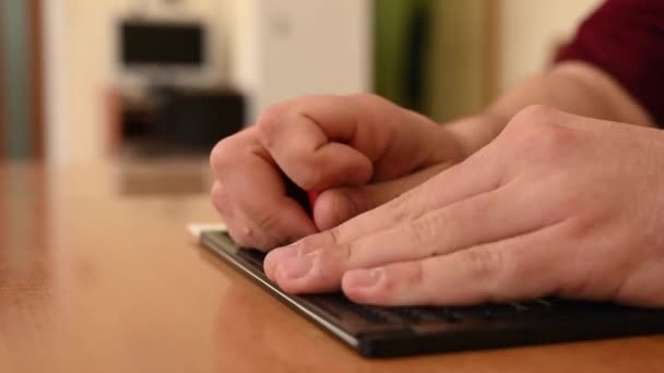 Homem Usa Estêncil Especial Estilete Para Escrever Uma Carta Braille — Vídeo de Stock