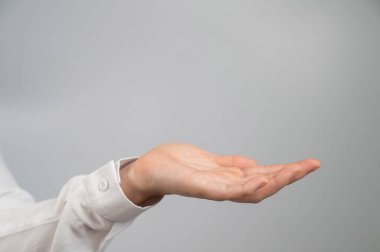 Bir kadının avuç içinin yakın çekimi.