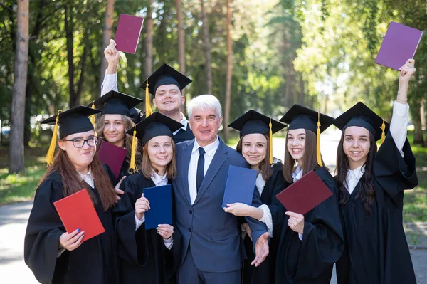 Καθηγητής Πανεπιστημίου Και Επτά Απόφοιτοι Χαίρονται Την Αποφοίτηση — Φωτογραφία Αρχείου