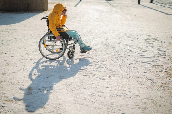 冬天坐在轮椅上哭的女人 — 图库照片