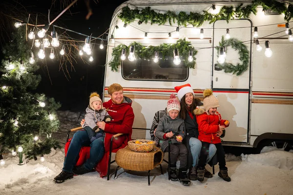 Glad Vit Familj Som Firar Jul Utomhus Föräldrar Och Tre — Stockfoto
