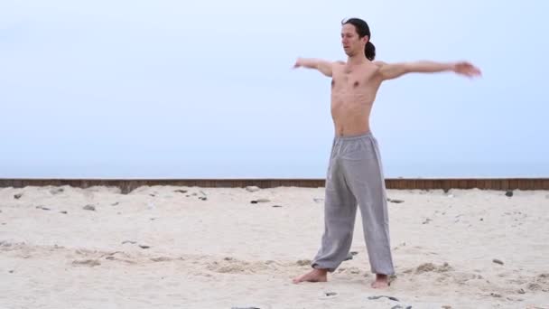 Biały Mężczyzna Nagim Tułowiem Ćwiczący Wushu Brzegu Morza — Wideo stockowe
