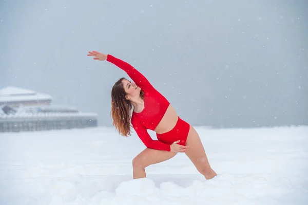 Femme Caucasienne Habillée Short Rouge Haut Faire Yoga Plein Air — Photo