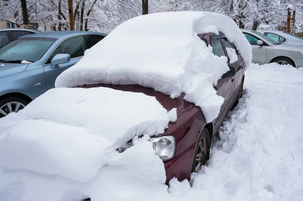 冬の大きな雪のドリフトの下で車 — ストック写真