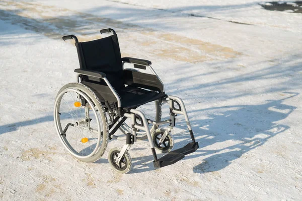 冬天公园里的空轮椅 — 图库照片