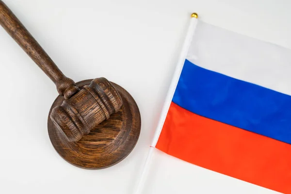 ロシア連邦旗と裁判官は白いテーブルの上で — ストック写真