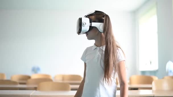 Caucasian Schoolgirl Wearing Virtual Reality Glasses Classroom — Stock Video