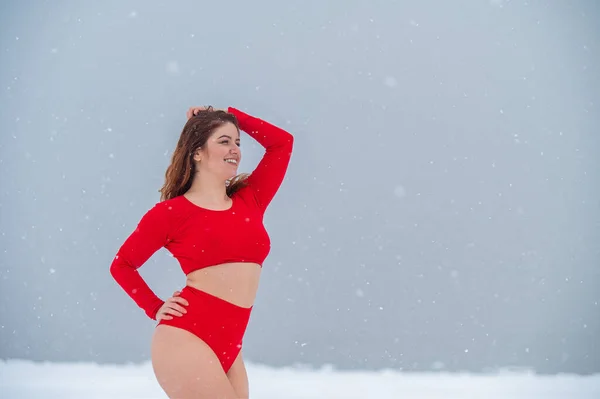 Biała Rudowłosa Kobieta Pozuje Zimą Bieliźnie Świeżym Powietrzu — Zdjęcie stockowe