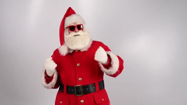 Санта Клаус Солнечных Очках Танцует Белом Фоне Счастливого Рождества — стоковое видео