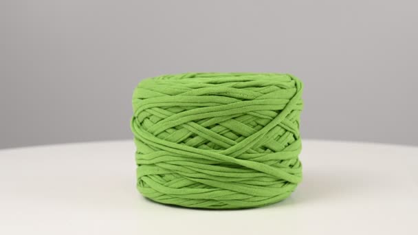 棉纱在白色背景上纺成的绿球 — 图库视频影像